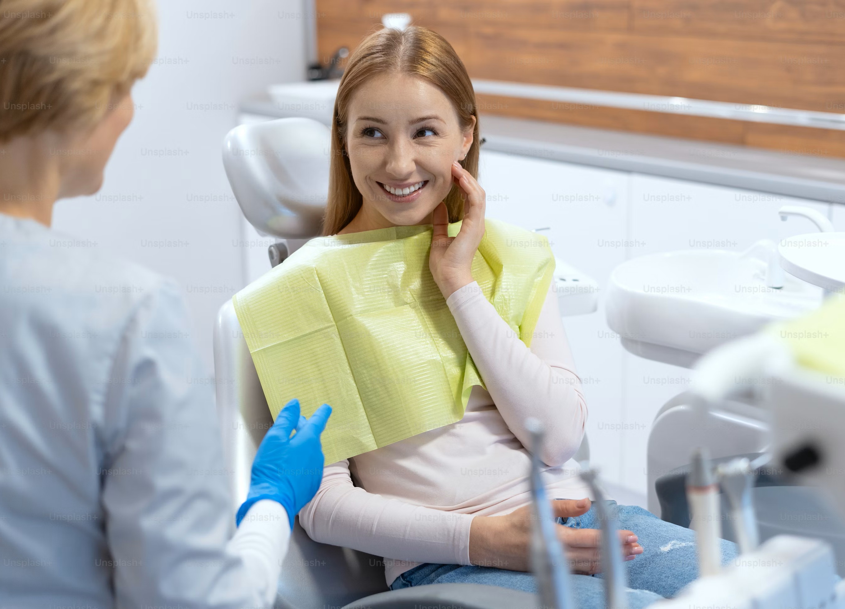 Zadowolona pacjentka podczas konsultacji - Chatbot SmileBot wspiera komunikację